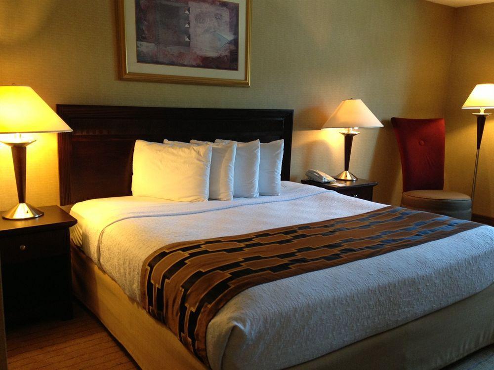 Howard Johnson By Wyndham Portsmouth Exteriör bild